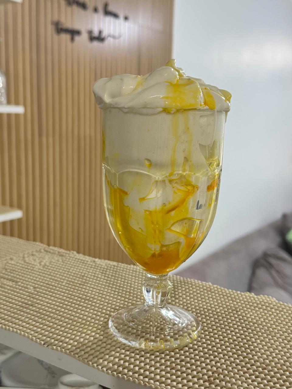 Shake cremoso com calda de maracujá