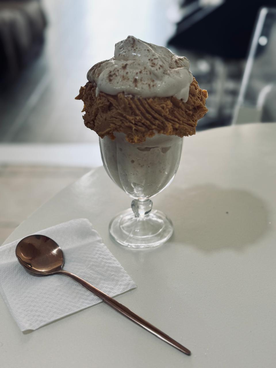 Sobremesa proteica com doce de leite e canela