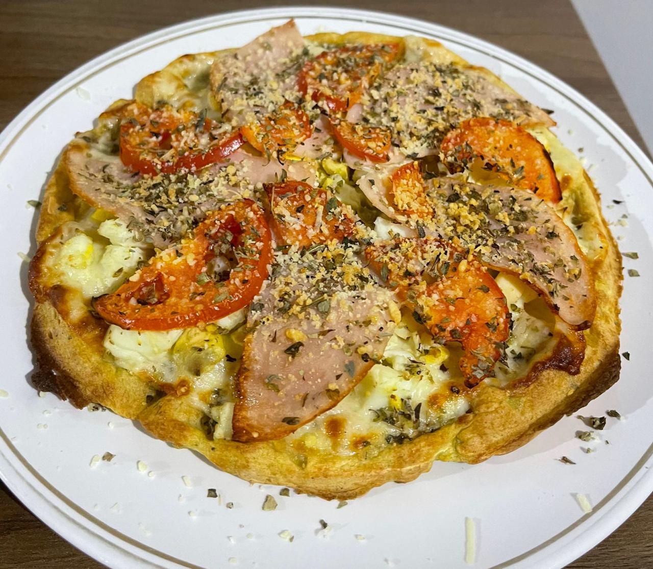 Pizza proteica com peito de peru, tomate e orégano